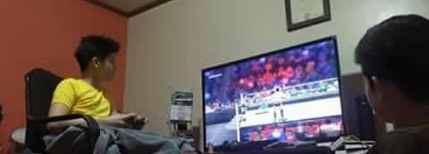 Gimme5alltheway's tweet photo. Busy ang #JohnQuin sa panonood ng .....? http://t.co/ZAl2Pn4ll5