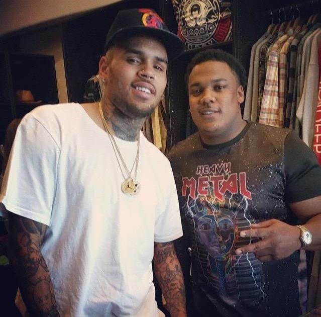 ChrisBrownSCOOP's tweet photo. --> PICTURES Of Chris Brown &amp; Fans Today In LA #TeamBREEZY http://t.co/nTiDALDg4g