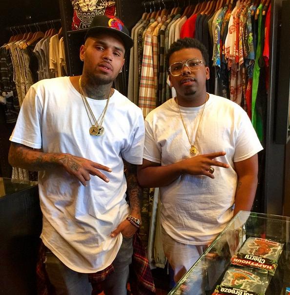 ChrisBrownSCOOP's tweet photo. --> PICTURES Of Chris Brown &amp; Fans Today In LA #TeamBREEZY http://t.co/nTiDALDg4g