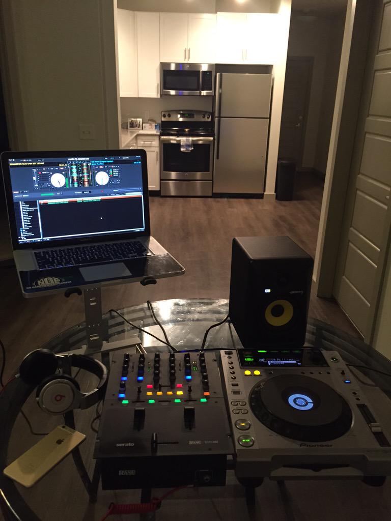 blackbottlet87's tweet photo. At the crib going in. http://t.co/GZlcmMhDnB
