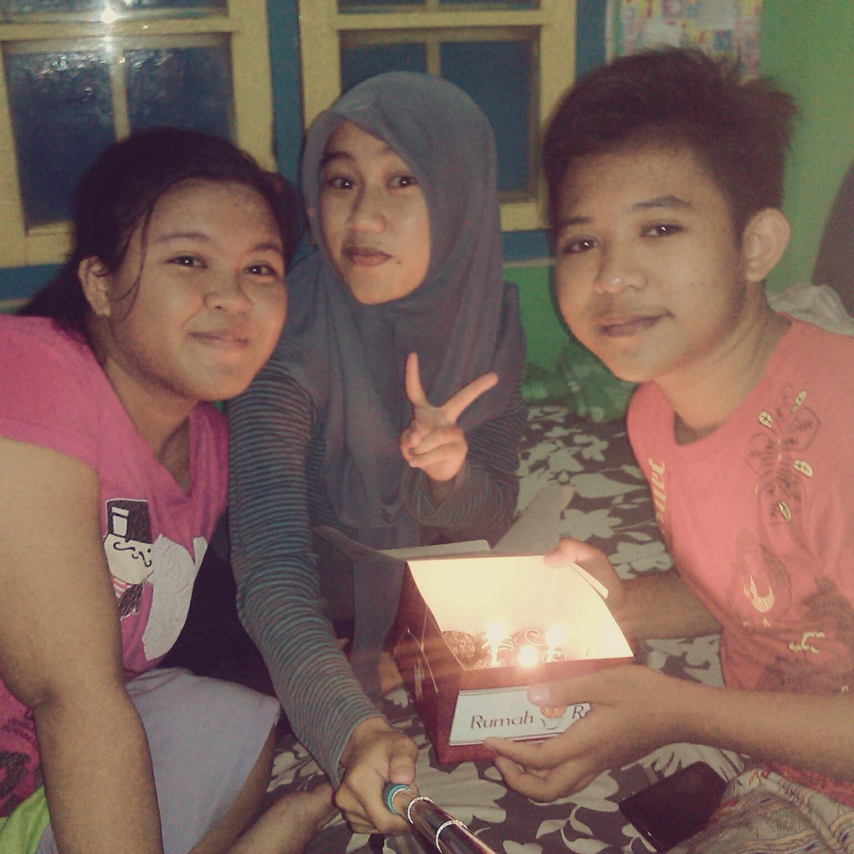 Finda_SKAHA's tweet photo. Edisi 10 April with #Ericha ma #Adek http://t.co/qkVVV5Agyc