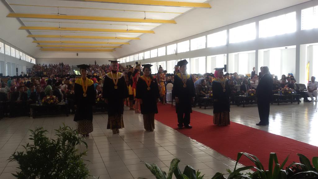 febunmer's tweet photo. Cangratz..Nancy (Ak FEB Unmer) wisudawan terbaik tingkat Universitas IP 3,99 &amp; telah diterima kerja di KAP Tanzil Sby http://t.co/2jQ2Q3E8UL
