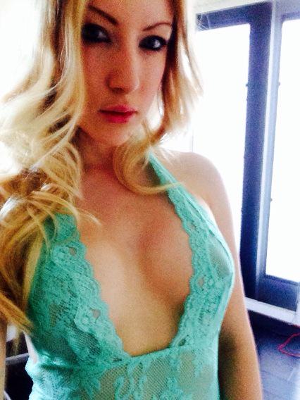 Logging on #mfc in just a minute! How do you like my outfit? http://t.co/75H00L7O2I<a href="/tag/mfc"class="tags">#mfc</a>