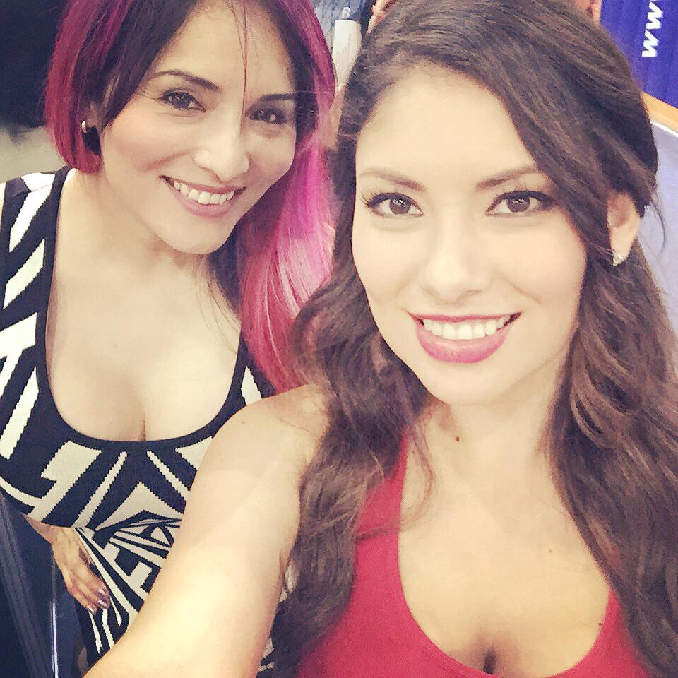 SexyVelvetRoom's tweet photo. @florgarzab es la imagen de #wd40 y mañana también estará en #ferreshow firmando calendarios! Pídele el tuyo!!! http://t.co/WyVvtoNQxO