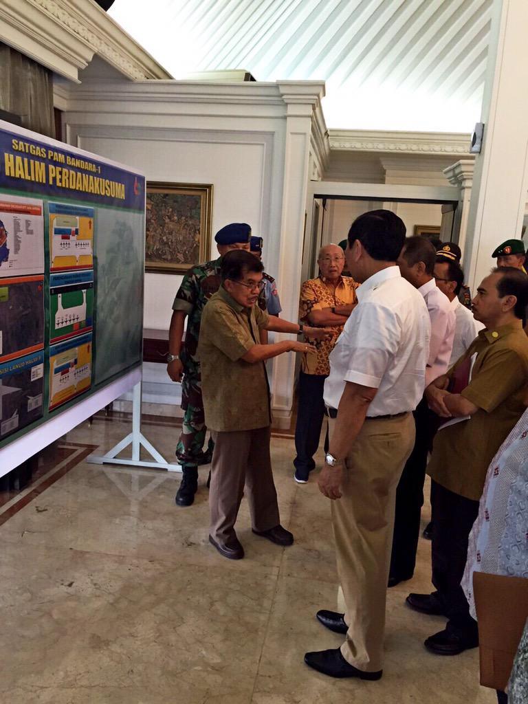Pak_JK's tweet photo. Meninjau kesiapan rencana kedatangan para kepala negara pada #KAA2015 di Bandara Halim Perdanakusuma Jakarta http://t.co/d2FsD6621i