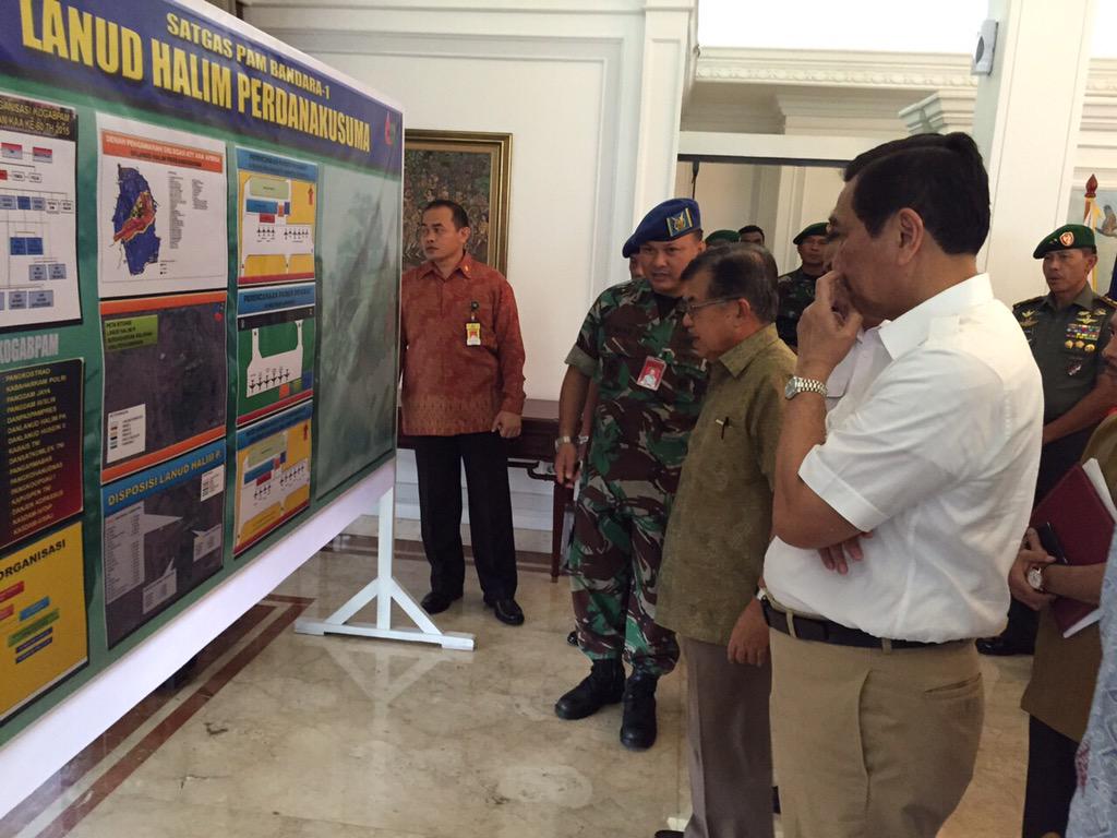 Pak_JK's tweet photo. Meninjau kesiapan rencana kedatangan para kepala negara pada #KAA2015 di Bandara Halim Perdanakusuma Jakarta http://t.co/d2FsD6621i