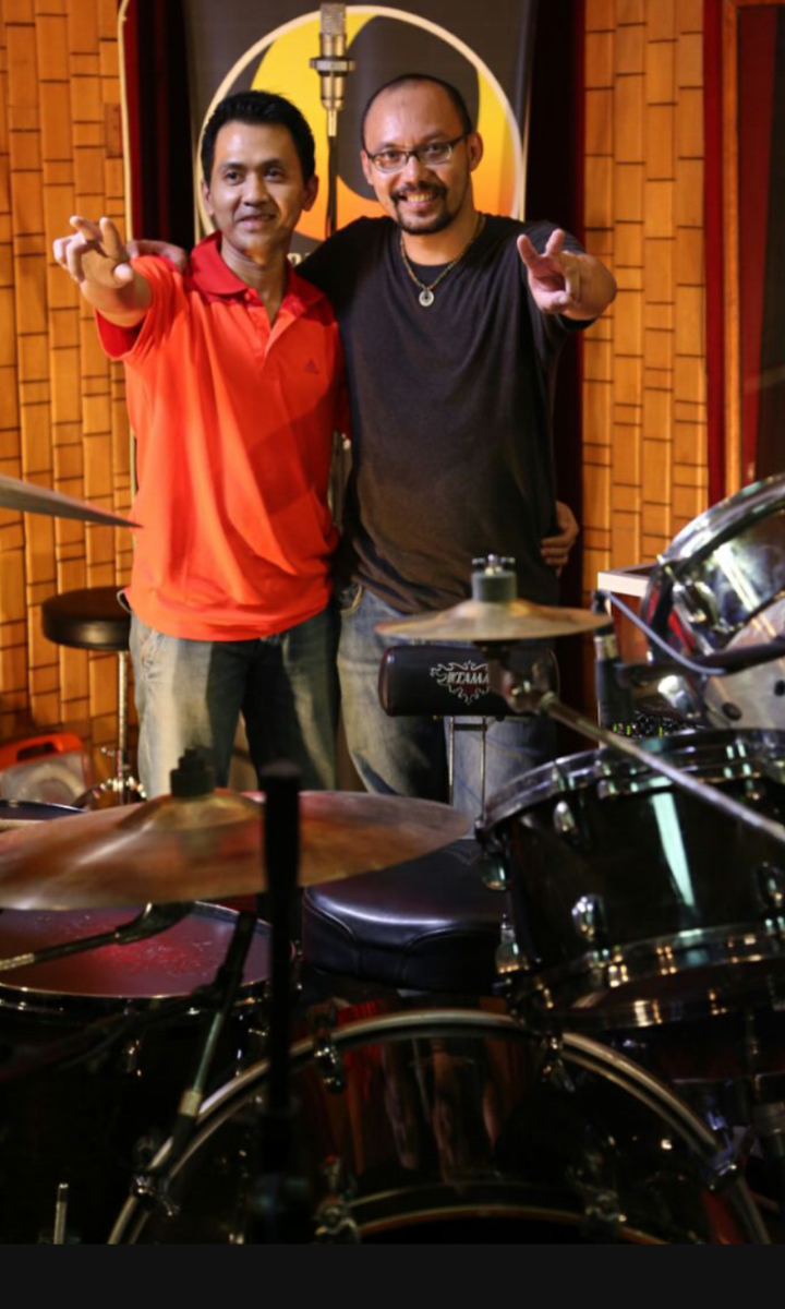 studios_9's tweet photo. The hands do the Talks http://t.co/FfrcKjyIel
