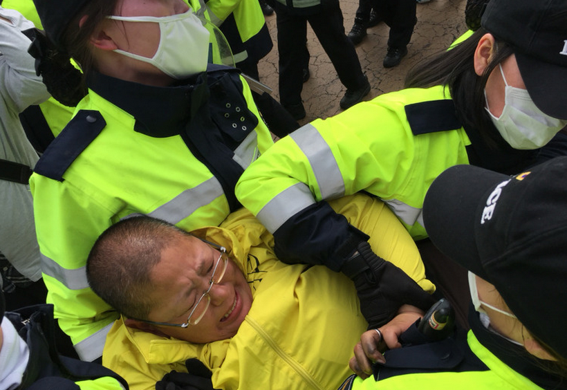 #현장속보 광화문 앞, 경찰에 연행되는 "#세월호 유가족들..."
mongu.net/m/post/1041
광화문에서 농성중인 세월호 유가족들이 경찰에 연행 되었습니다.