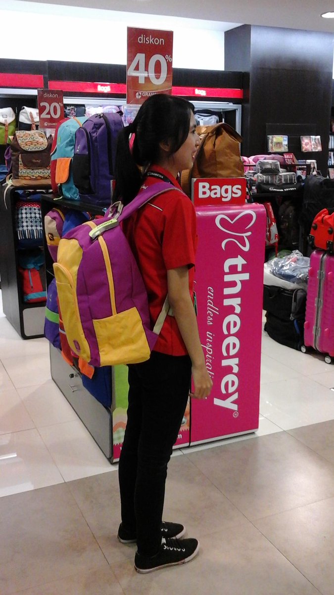 Aiiisssttt ada penampakan diskon 40% Tas Clowny dari counter Three Rey di toko mimin sd 30 April 2015