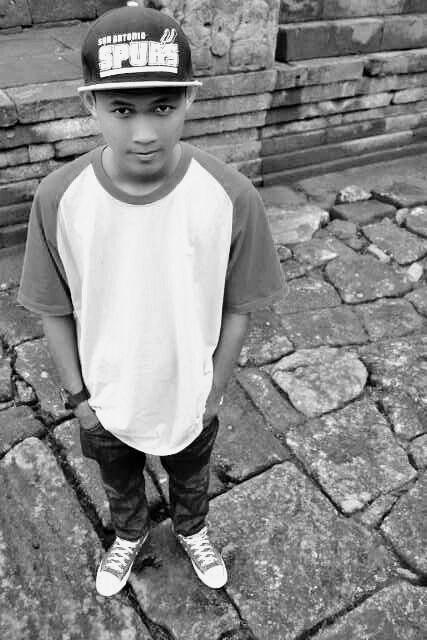 ketika batu sulit dihancurkan tapi senyum tetap kuhadirkan