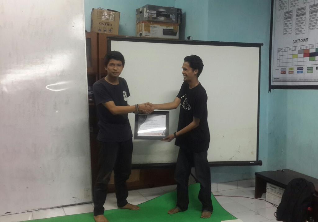 pharco_'s tweet photo. pemberian plakat kepada pemateri oleh kanda Asbar Tanjung http://t.co/8qL35iy0sg