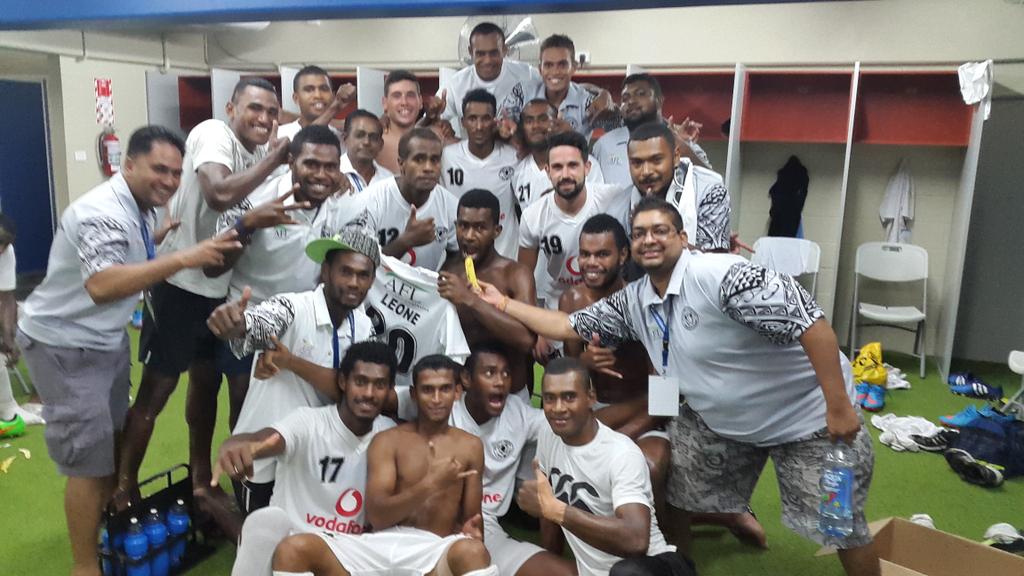 triki_5's tweet photo. Mi familia de Suva. No se puede ser mejores personas. Victoria 3_1 y golito de penalti para despedir el #OCl. #GoSuva http://t.co/ZoBcNd9aT5