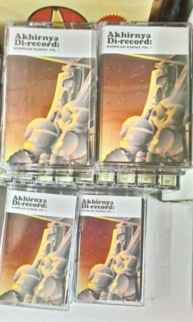 ada rilisan sabi 'Akhirnya di-Record' yg isinya anak2 FIB dkk. grab it fast while it lasts! limited cm ada 120 biji ⚡