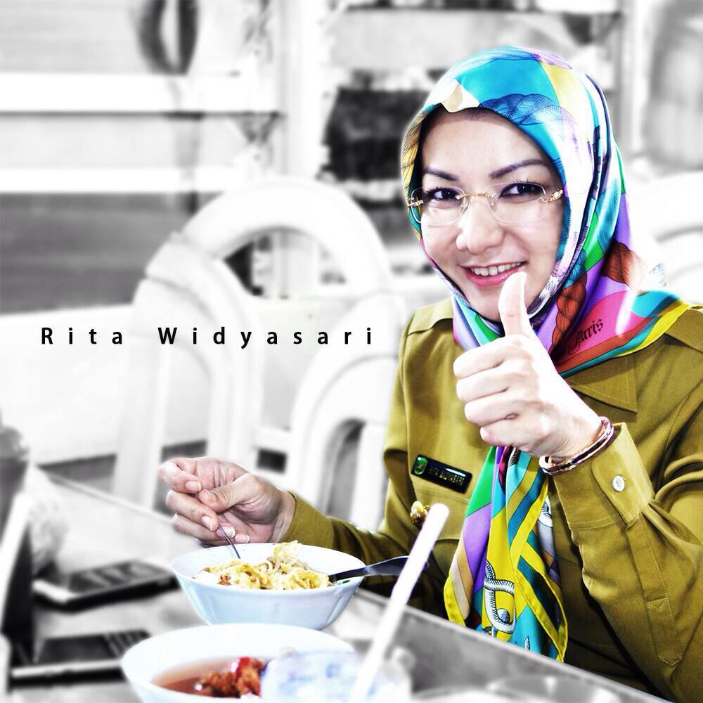 langkahkecilnet's tweet image. Gak sengaja bertemu Bupati Rocker kami yang selalu menyempatkan makan Bakso GLG yg sederhana @ritawow_1973
