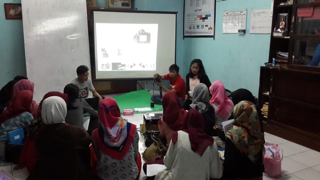 pharco_'s tweet photo. materi I mengenai anatomi kamera yg dibawakan oleh kanda Suratman dari @UKMFOTO_UNHAS @BEMKemafarUH @maperwaFFUH http://t.co/r8mLgSwd9O