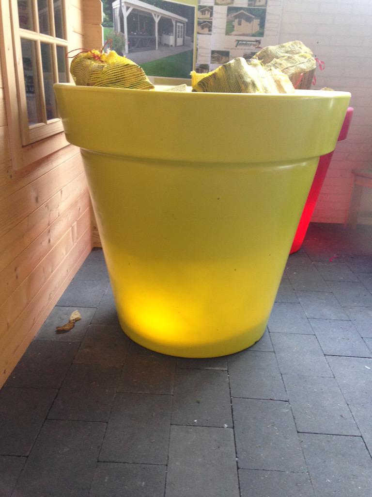 robuust's tweet photo. Vandaag in de aanbieding. Bloom Holland verlichte bloempot. Lime groen 125 cm rond, 100 cm hoog. Van € 599voor € 400 http://t.co/Xp0d9Fojmt
