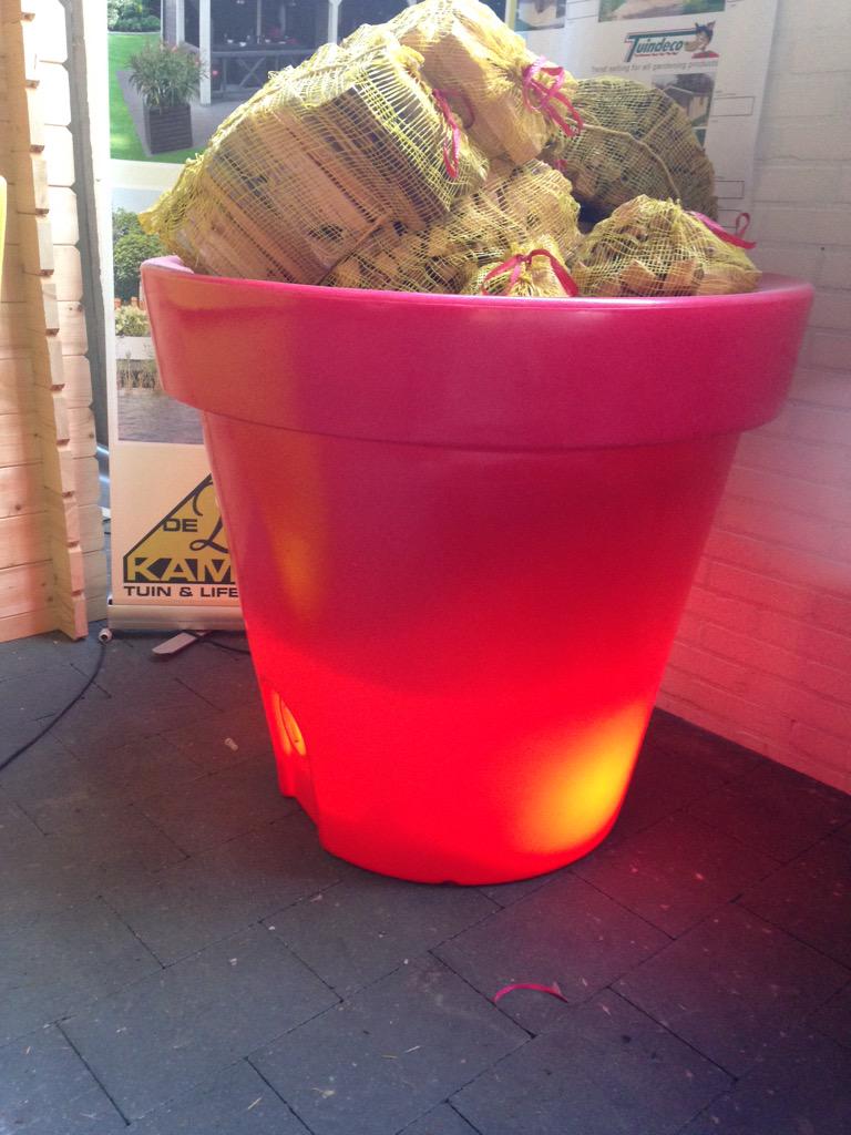robuust's tweet photo. Vandaag in de aanbieding. Bloom Holland verlichte bloempot. Rood 99 cm rond, 90 cm hoog. Van €519 voor € 350 http://t.co/h0XPffUN1Y