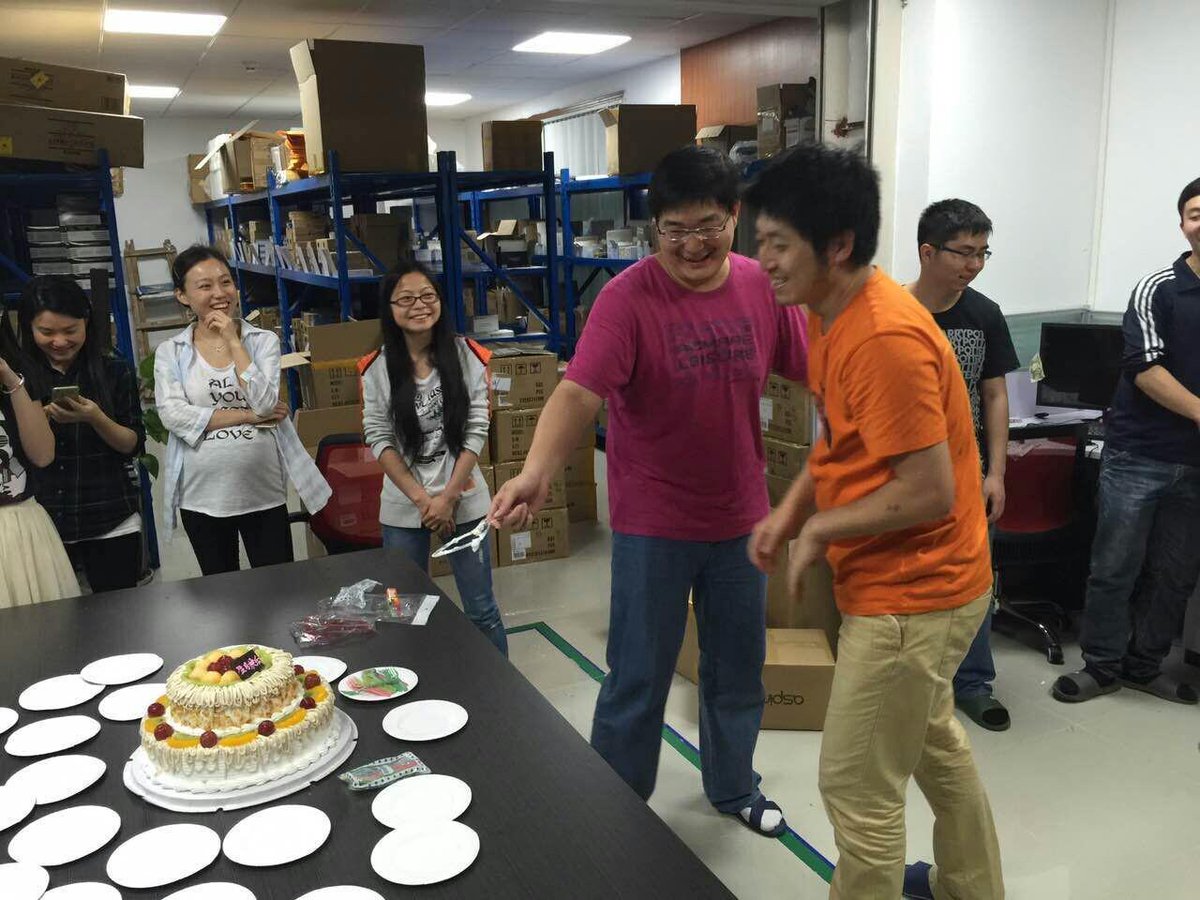 coilmasternet's tweet photo. We got 2 workmates on birthday.
HaHa,,I like eating free cake
#vaping #vapelife #vapemail #vaporizer #retailwebsite http://t.co/dHdUGyHgXx