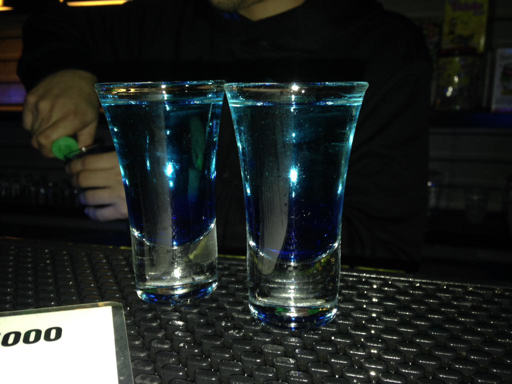 15mindefama's tweet photo. A esta hora preparamos unos ricos Tremors, a ti cuál shot te provoca? http://t.co/C7epygWLc4
