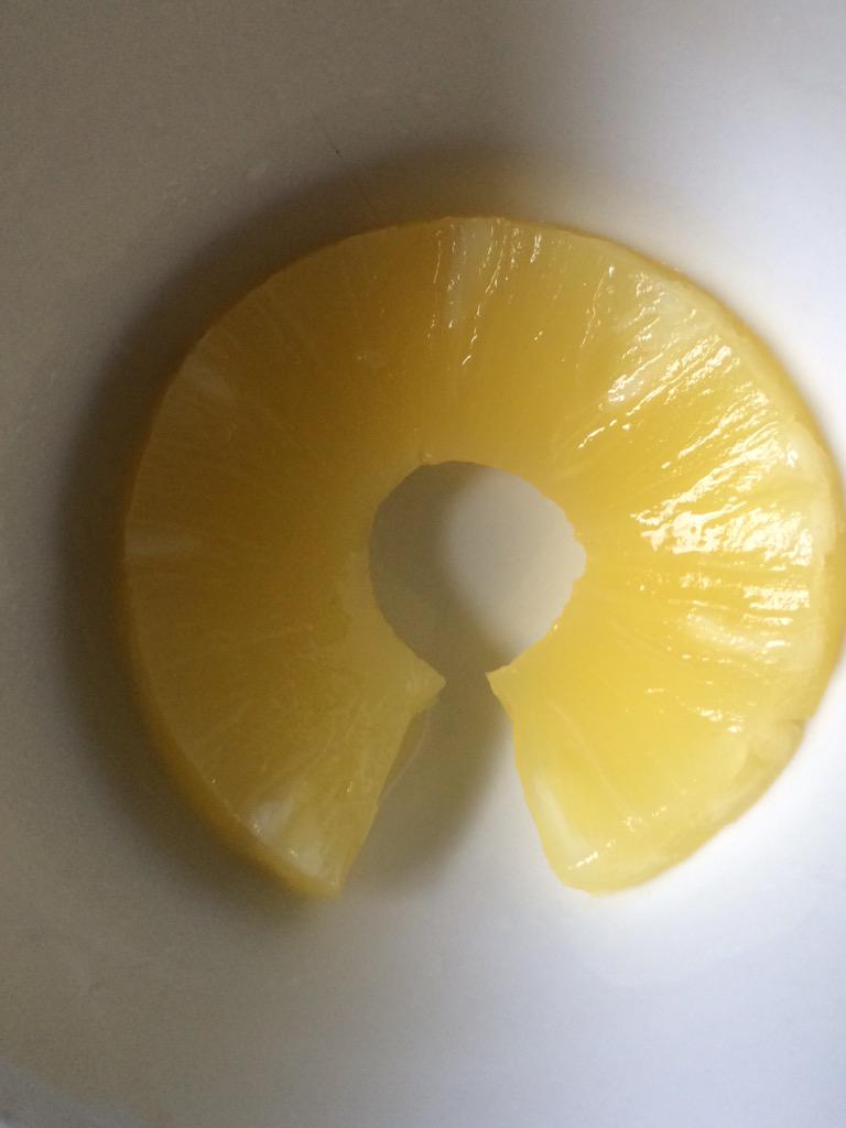 BekaWhale's tweet photo. Casually eating Pineapple, when suddenly...! #OSOS2015 haha http://t.co/DG1R8QJHmH