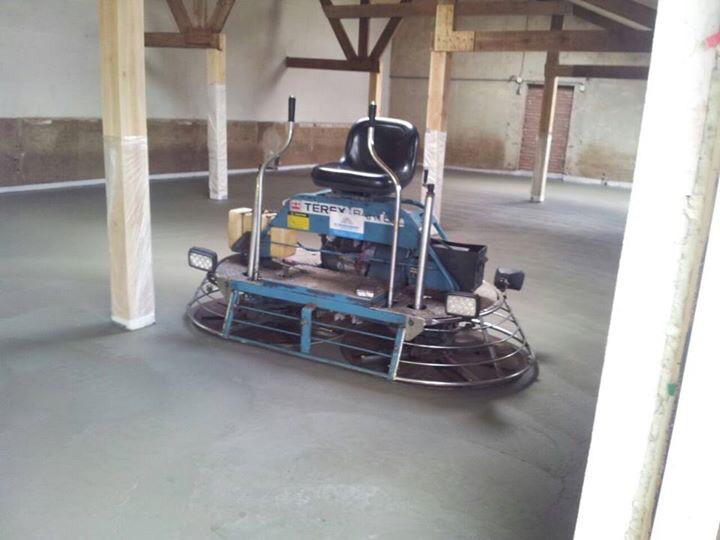 De vloer is gestort van onze binnenlocatie. Nog even en dan gaan we open!! vleesboerderijblokhuis.nl