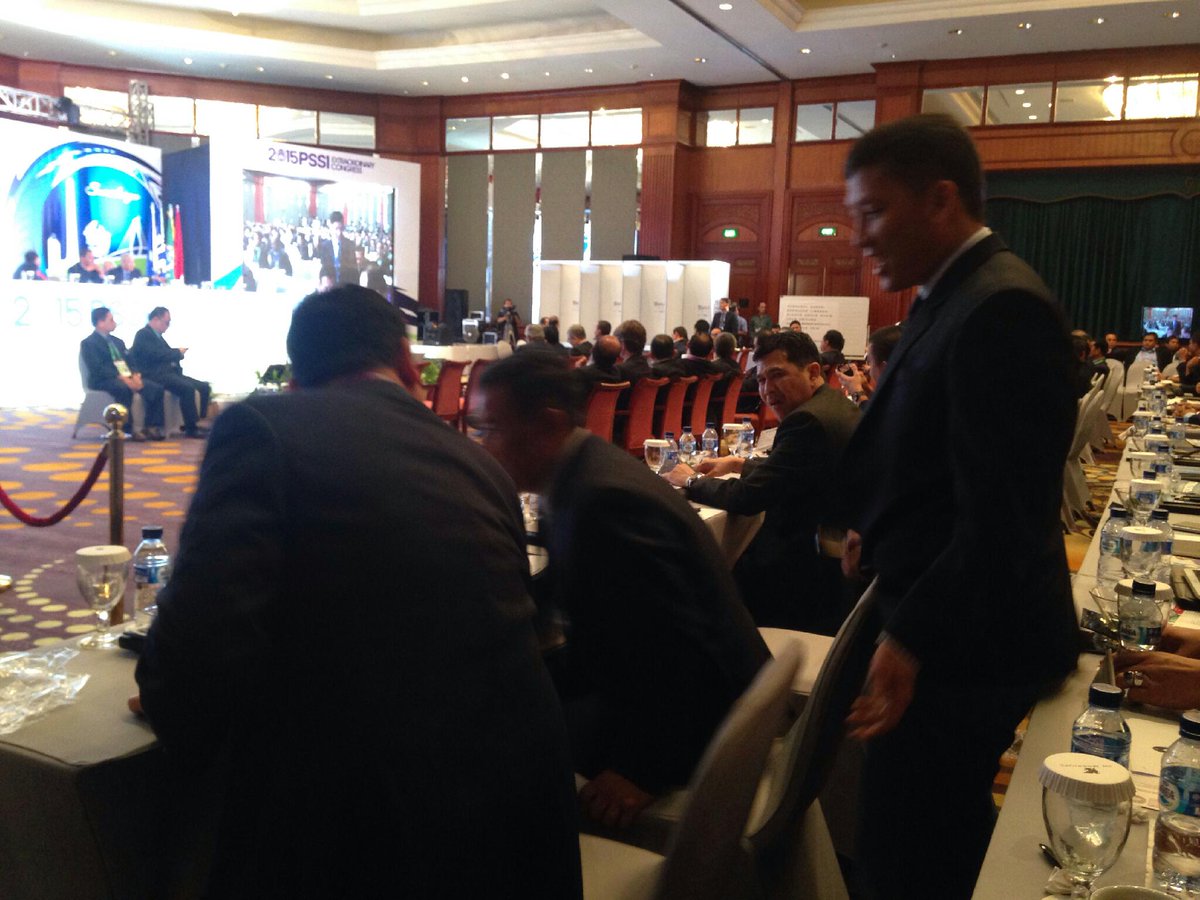 Pak Ferry Paulus yg akan memberikan suaranya  jakonline.asia #KongresPSSI2015 foto : <a href="/OrenSurabaJak/">SurabaJAK</a>