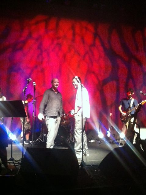 Joaonunezz's tweet photo. #juniobarreto e #evandrocamperom show de lançamento do disco #ferramentaquente #itaucultura #amigosbons #naofujadaluz http://t.co/Dghkmx9xOO