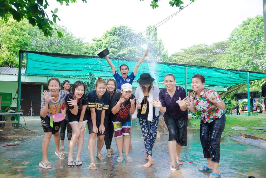 princessbo66's tweet photo. สงกรานต์ผ่านไป...สุขสดใสกันถ้วนหน้านะจ๊ะ http://t.co/nqGPbnyoXw