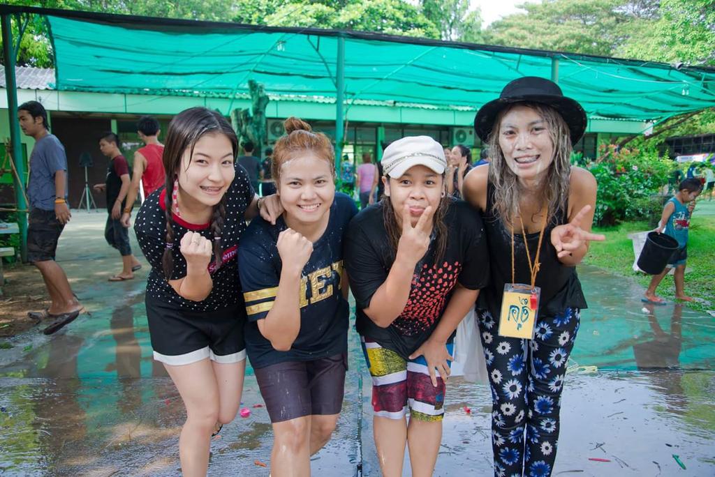 princessbo66's tweet photo. สงกรานต์ผ่านไป...สุขสดใสกันถ้วนหน้านะจ๊ะ http://t.co/nqGPbnyoXw