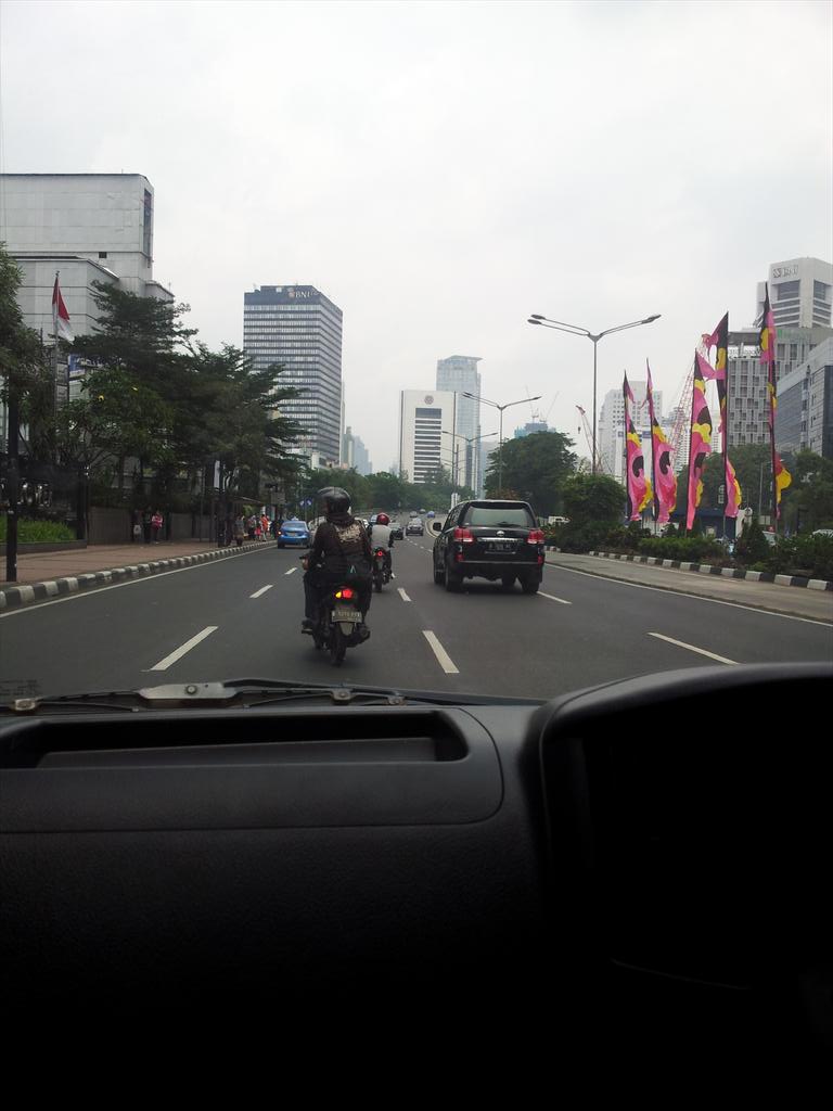 bergasgans05's tweet photo. @Harryzunea 12:34 Lalu linntas di Jl MH Thamrin arah Sudirman ramai lancar kedua arah, cuaca cerah. http://t.co/er17fxPxU1