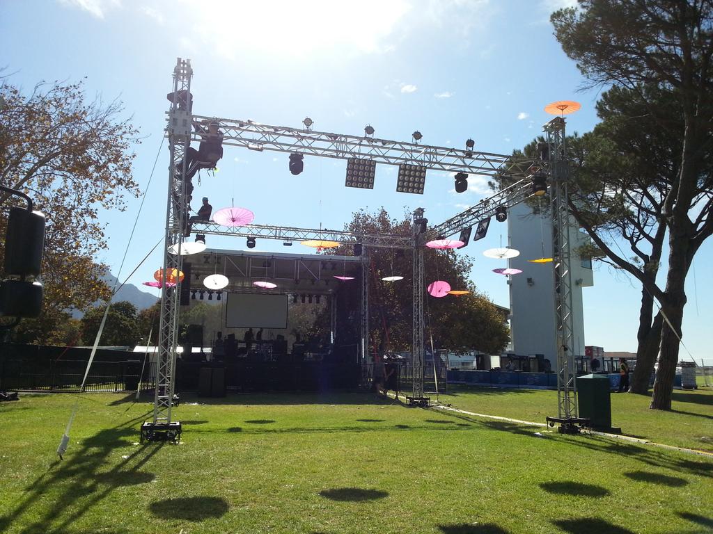 TonicPromotions's tweet photo. Neon Run sneak peak. 5hrs until things kick off!! #neonrun #teamvitality #Tonic http://t.co/CP0PHJccEY