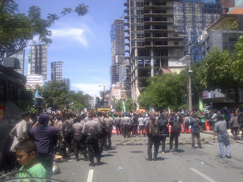 #LiveBolanet Pemerintah RESMI tak akui semua kegiatan PSSI berdasarSK Menpora. Bonek menyanyikan lagu Padamu Negeri.