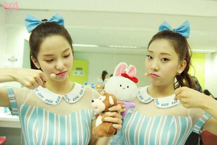 SornTHfanbase's tweet photo. [Official Fan Cafe] 2015.04.15 #CLC #YuJin #SeungYeon @ MBC Music Show Champion #C_Diary http://t.co/zh4qyl8Z61