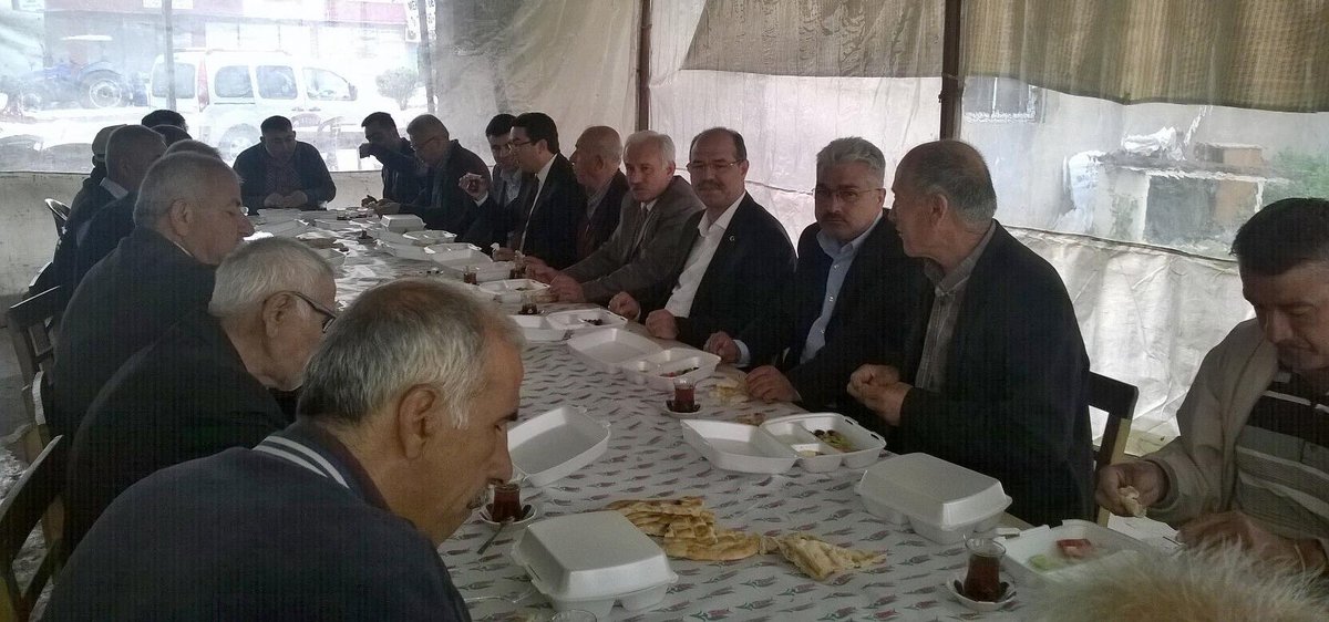 Bugün kahvaltımızı sırtlarındaki ağır yükle, alın teri içinde ekmeğini kazanan hamal kardeşlerimizle yaptık.