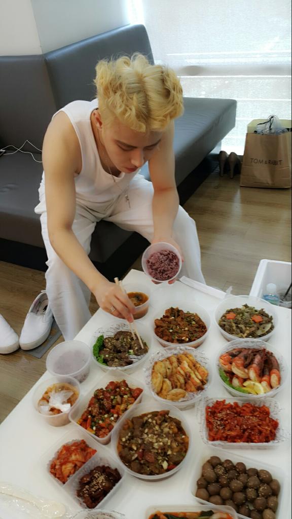 blockb_official's tweet photo. #지코 가 #유권 을 바라보는 오구오구 엄마미소
맛있게 잘 먹었습니다!!
오늘 #음악중심 에는 #지코 와 #블락비바스타즈 가 나오니 본.방.사.수.!!!!!!!!!!
(오늘 #지코 MC 마지막날ㅠㅠ 아쉽다ㅠ) http://t.co/7Jeh8zbZ5Y