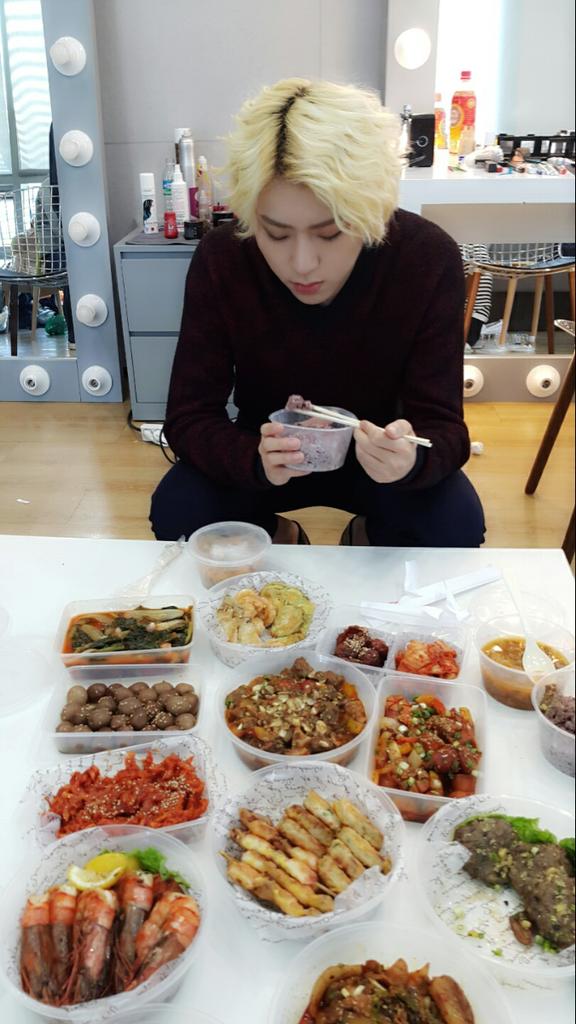 blockb_official's tweet photo. #지코 가 #유권 을 바라보는 오구오구 엄마미소
맛있게 잘 먹었습니다!!
오늘 #음악중심 에는 #지코 와 #블락비바스타즈 가 나오니 본.방.사.수.!!!!!!!!!!
(오늘 #지코 MC 마지막날ㅠㅠ 아쉽다ㅠ) http://t.co/7Jeh8zbZ5Y