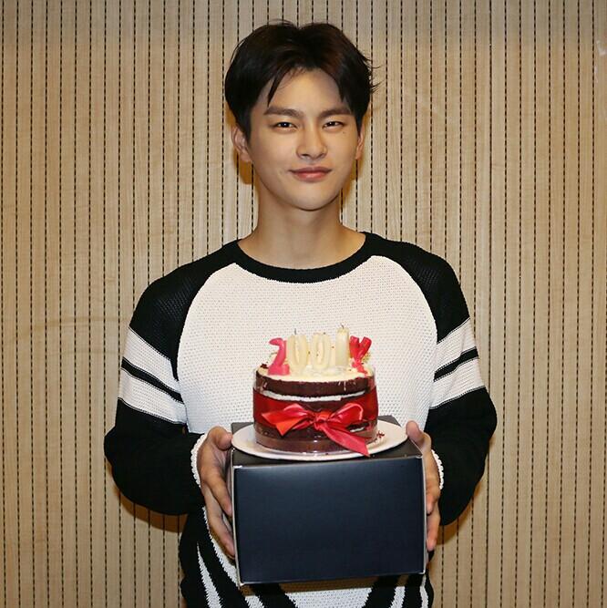 #서인국 데뷔 2000일 깜짝 축하현장 모습입니다! 오래오래 좋은 활동 보여주세요. 진심으로 축하해요^-^