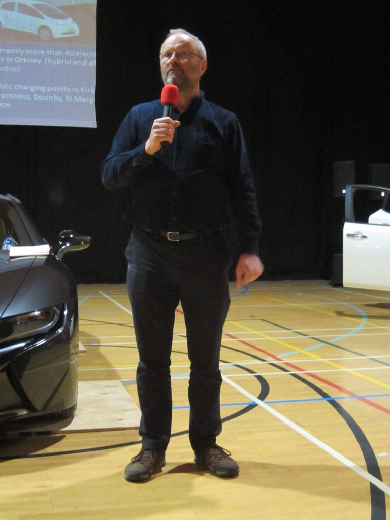 ecocars1's tweet photo. #chatandcharge @pluginadventure @bobbyllew #i8toOrkney #evcarshow http://t.co/2kuYYqL32z