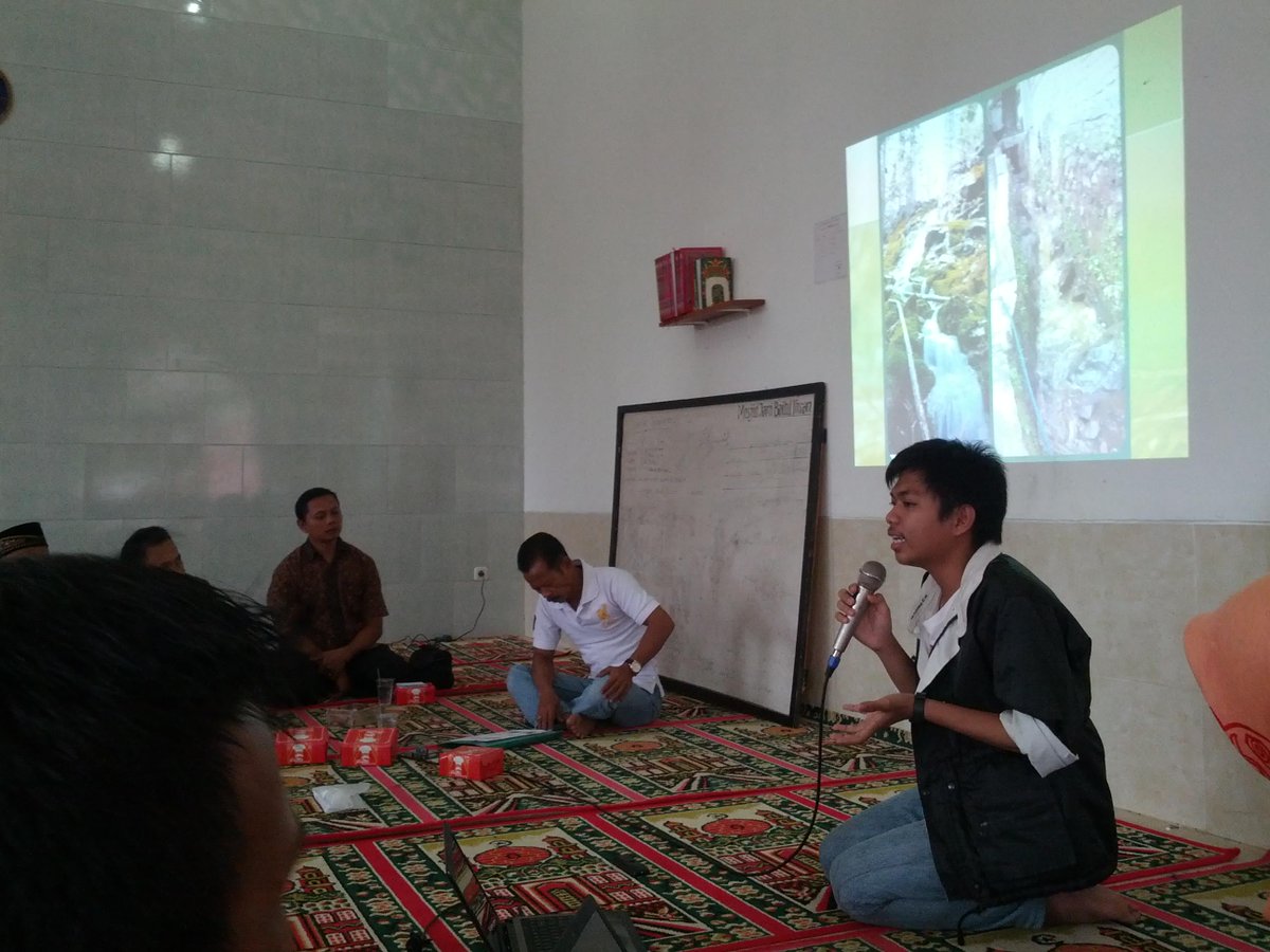 Eh ka Bangkit lagi sosialisasi tentang reaktor biogas di Desa Ciporeat. Ciyee semoga bermanfaat Ka sosialisasinya!