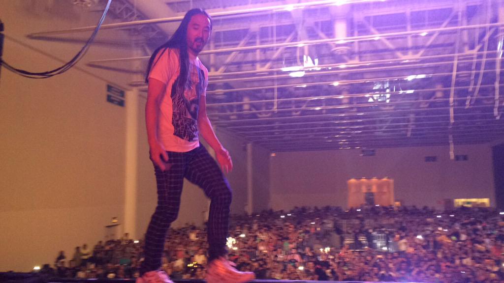 FRentertainLive's tweet photo. Increíble el show de @steveaoki #FRentertainment #Dj #NeonFutureExperience http://t.co/nBfdFMJ6Yz