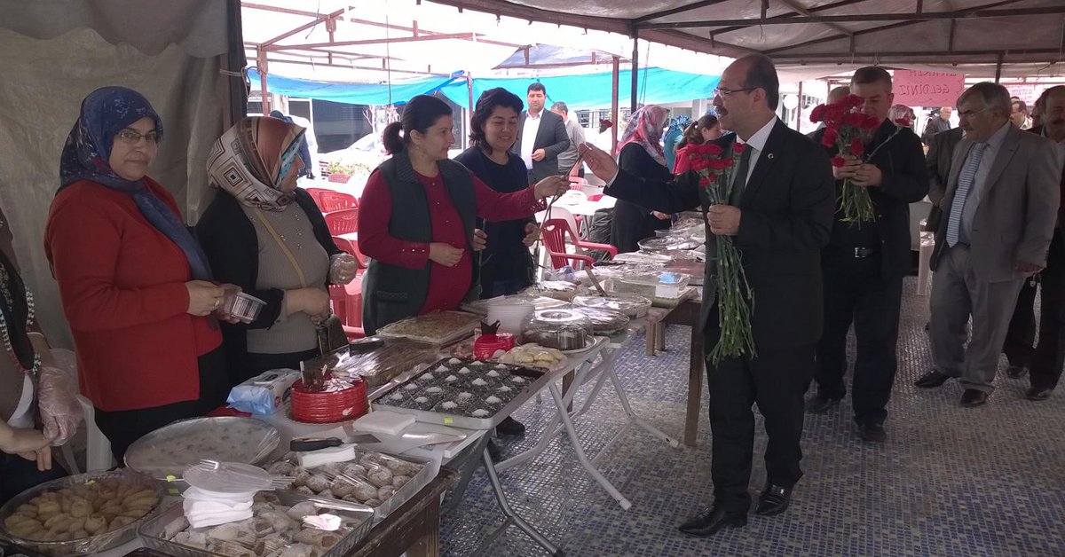 Kadirli Müftülüğü'nün düzenlemiş olduğu kermese katkıda bulunan kıymetli kardeşlerimize çiçek takdim ettik.