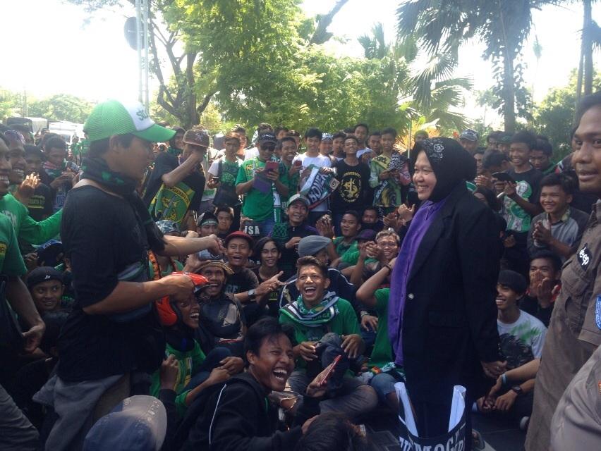 Bu Risma pun tersenyum menemui arek Bonek. #SurabayaMelawan