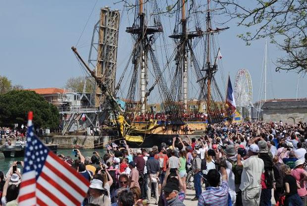TV5MONDEINFO's tweet photo. #Hermione la réplique du bateau de #Lafayette prend la mer ce matin, cap sur l'#Amérique http://t.co/1XTn4zB5bV http://t.co/F1i5FxrEFB