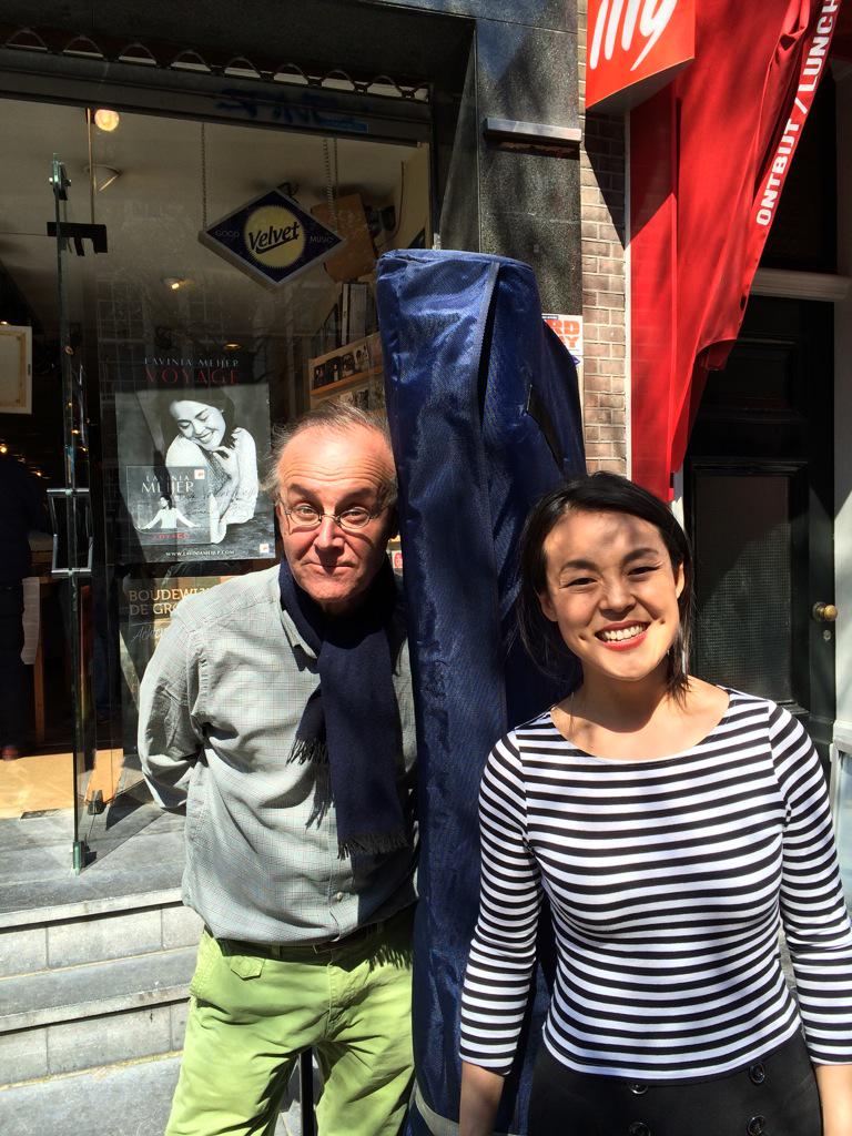 SonyclassicBNL's tweet photo. Lavinia op Record Store Day instore tour met haar vader als tourmanager #RecordStoreDay @LaviniaMeijer http://t.co/6RanRyePNe
