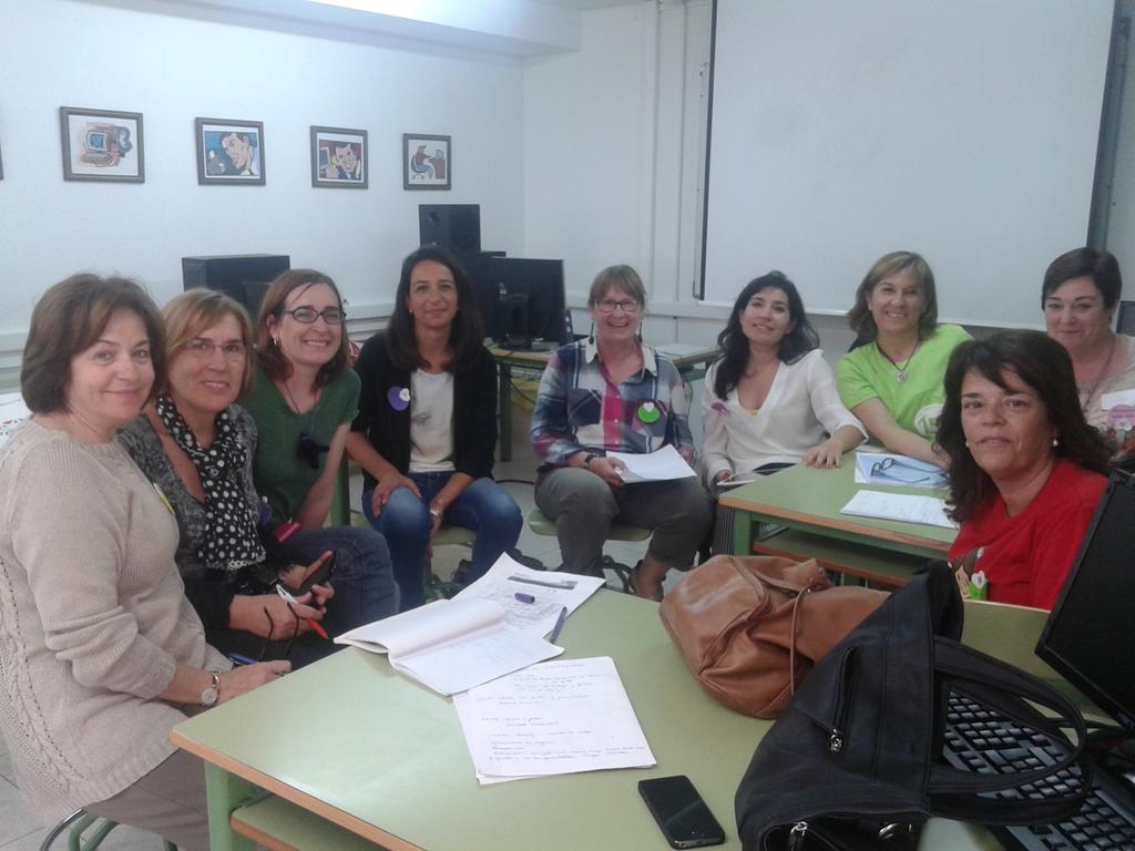 icarmona5's tweet photo. Concretando proyecto #origamipoquitoapoco #EABE15 #intercentros #internivelar #competencias #claseinvertida http://t.co/UFHg3G41LD
