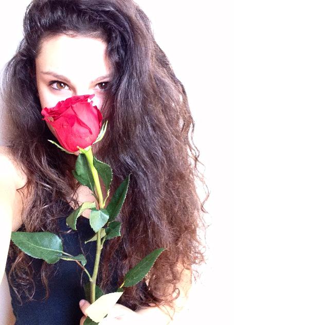 MartiPozzo's tweet photo. Se non me la regalano loro non me la regala nessuno! 🌹
#redrose #cenaistruttori #ynight #secondfamily #troppodolci http://t.co/Xj5OzFBY8f