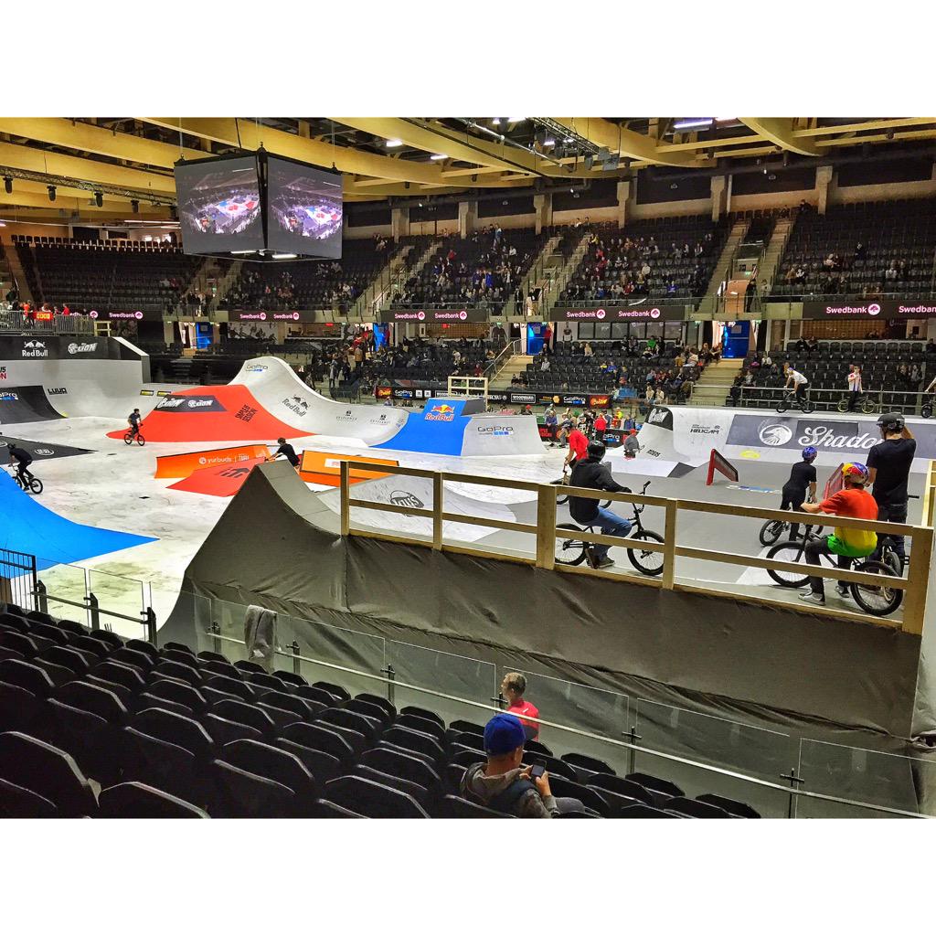 Hunter_Shm's tweet photo. Gunna be sat here for the next 6 hours and couldn't be more pumped http://t.co/cxwZG18nwA”