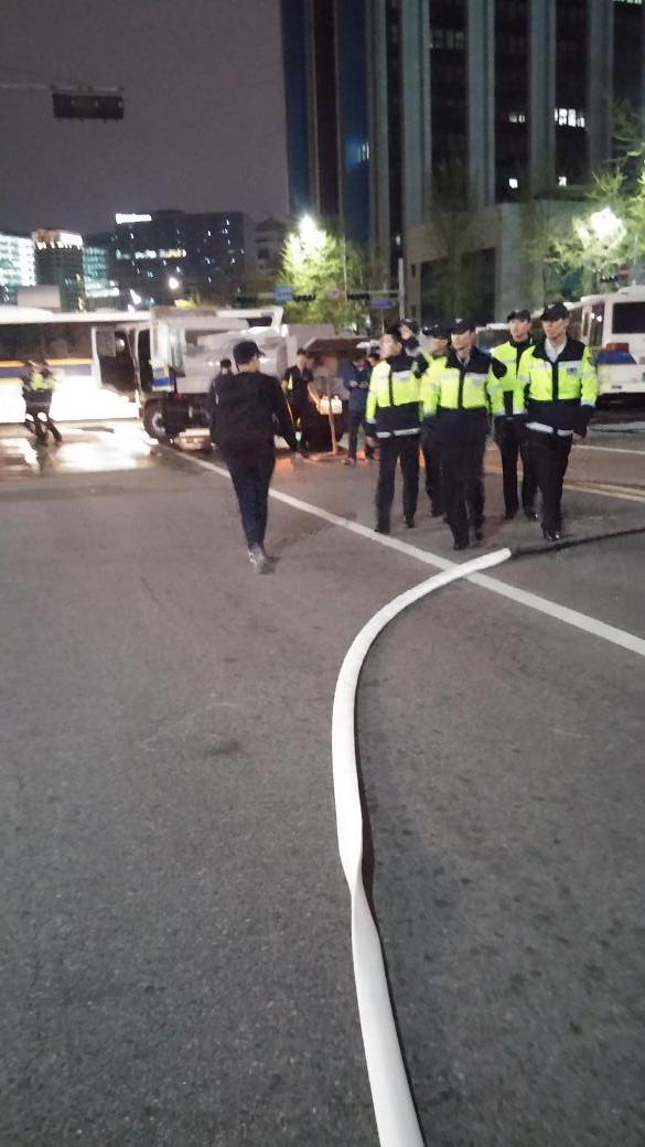 속보

경찰, 소화전 불법사용 취재하는 고발뉴스 기자에게 "경찰투입하라"며 오히려 협박