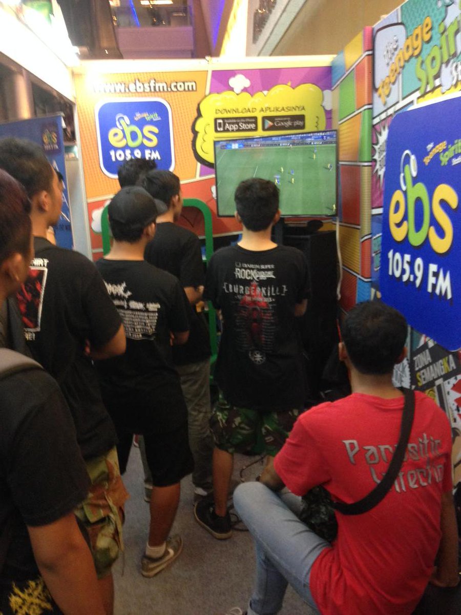 ebs1059fm's tweet photo. @novans_71 vs @arief_boo #PESCompetition on booth @EBSFM @indiclothingxpo http://t.co/X1Sg2mDesH
