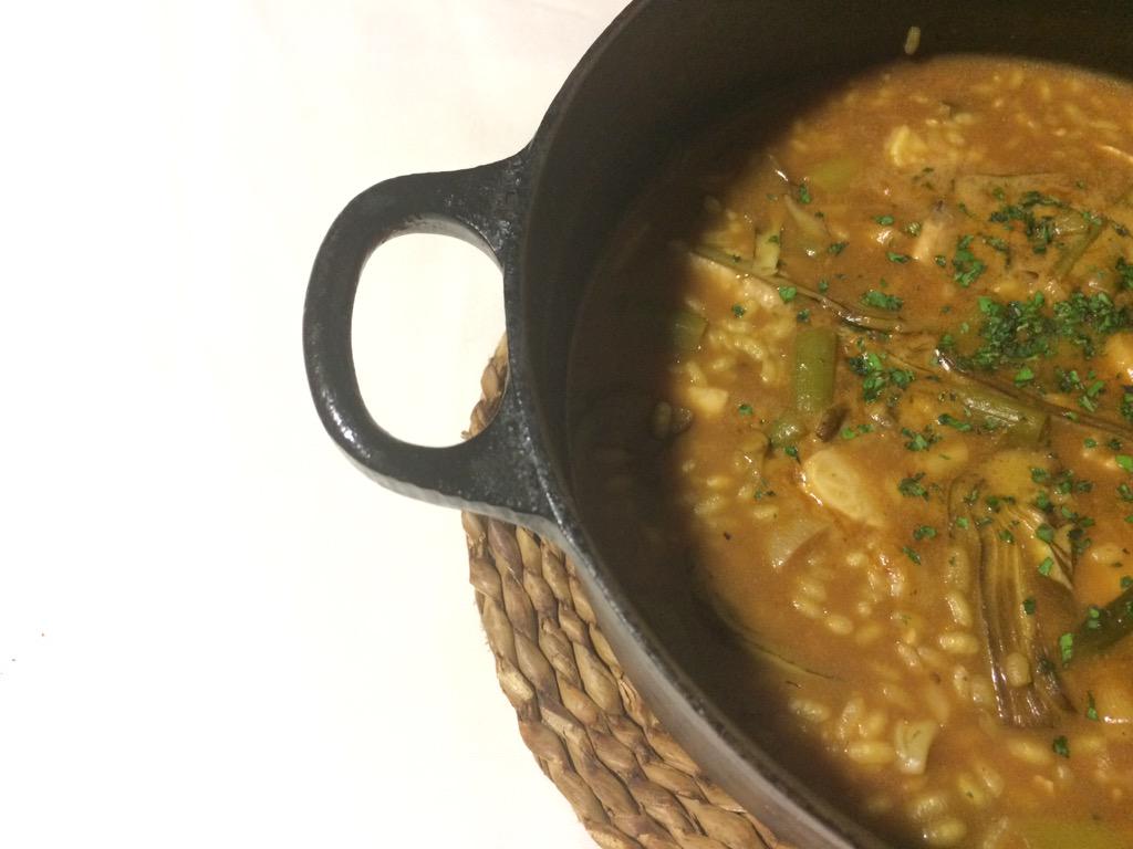 Arrocito de alcachofas, ajitos, bonito y sepia.
Pegando fuerte entre los fogones
#elcaldero#arroz#alicante#calorcito